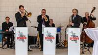  Eine sechsköpfige Jazzband