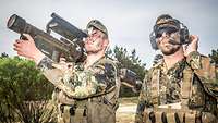 Zwei Soldaten mit der Fliegerfaust bei der Übung Tobruq Legacy.