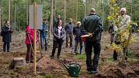 Eine Gruppen Menschen auf einer Waldlichtung