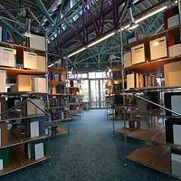 Raum mit Regalen voller Literatur