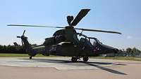 Kampfhubschrauber Tiger für die Bundeswehr auf Landeplatz Ein Hubschrauber des Typs Tiger von der Seite