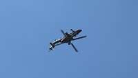 Ein Hubschrauber in der Luft auf dem Kopf fliegend