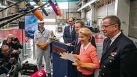 Von der Leyen spricht mit Soldaten