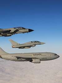 Tornados, Eurofighter und MRTT fliegen im Verbund.