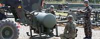 Soldaten verschiedener Nationen bauen an einer Pipeline
