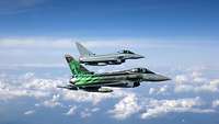 Zwei Eurofighter des Taktischen Luftwaffengeschwaders 74 in Formation.