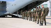 Soldaten steigen in A400M