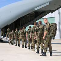 Soldaten steigen in A400M