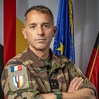 Ein General der französischen Armee schaut in die Kamera.