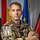 Ein General der französischen Armee schaut in die Kamera.