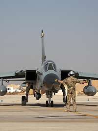 Tornado und Techniker auf dem Flugfeld in Al-Asrak, Jordanien Ein Techniker weist einen Tornado auf dem Flugplatz im jordanischen Al-Asrak ein