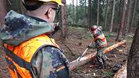 Das „Schälen“ der Bäume ist eine anstrengende „handwerkliche Arbeit“, die die Soldaten mehrere Stunden am Tag verrichten.