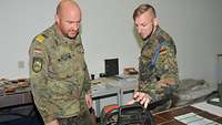 Fregattenkapitän Michael Hinz lässt sich durch „seine“ Soldaten in deren ungewohntes Arbeitsfeld einweisen.
