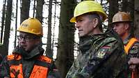 Der Inspekteur der Streitkräftebasis, Generalleutnant Martin Schelleis, wird von den Soldaten in deren Arbeitsfeld eingewiesen.