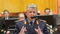 Der Amtschef des Streitkräfteamtes Generalmajor Franz Weidhüner freut sich über das neue Musikkorps.
