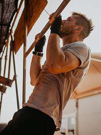 Fitness in Mali Ein Soldat macht einen Klimmzug an einer Stange.