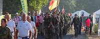 Nimwegenmarsch 2018 Eine Marschgruppe deutscher Soldaten in der Mitte ziviler Bevölkerung.