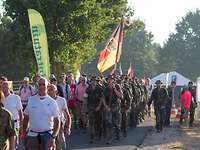 Nimwegenmarsch 2018 Eine Marschgruppe deutscher Soldaten in der Mitte ziviler Bevölkerung.