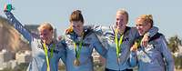Olympia 2016 in Rio de Janeiro Vier Frauen in Sportanzügen mit Goldmedaillen um den Hals.
