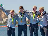 Olympia 2016 in Rio de Janeiro Vier Frauen in Sportanzügen mit Goldmedaillen um den Hals.