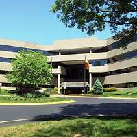 Das Foto zeigt den Eingangsbereich eines Gebäudes