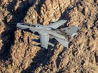 Kampfflugzeug Tornado im Tiefflug durch Canyon