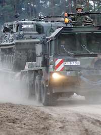 Informations- und Lehrübung der Streitkräftebasis Ein Schwerlasttransporter mit einem Fahrzeug auf der Ladefläche während der Fahrt.