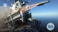 Ein Lenkflugkörper RBS-15 wird von einem Schiff auf hoher See abgefeuert