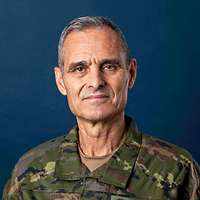 Ein Soldat im Feldanzug schaut in die Kamera.