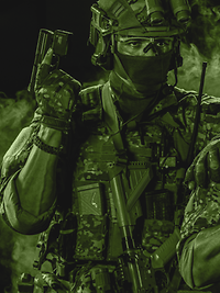 Kommandosoldaten mit G95K und P30 bei einer Operation Zwei Soldaten stehen mit der Waffe im Anschlag in einem dunklen Raum.