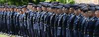 Rekrutinnen und Rekruten vom Luftwaffenausbildungsbataillon nehmen am Feierlichen Gelöbnis vor dem Hambacher Schloss teil