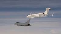 Eurofighter fliegt neben einem Gulfstream G-550