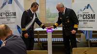 Gemeinsam mit Colonel Hervé Piccirillo (links) drückte Vizeadmiral Joachim Rühle den sicht- und hörbaren Bundeswehr-Buzzer.