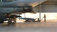 Im Vordergrund arbeitet ein Soldat am Tornado, während ein anderer den Täuschkörperwerfer zur Montage bringt