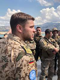 Soldaten sind an Oberdeck eines Schiffes angetreten 