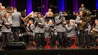 Militärmusiker spielen auf einer Bühne