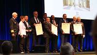 Der Preis Partner der Reserve 2019 wird durch die Minsterin veliehen