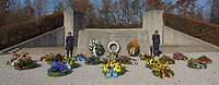 Mehrere Kränze wurden für die Opfer am Ehrenmal der Luftwaffe in Fürstenfeldbruck abgelegt. Frontalblick auf das Ehrenmal der Luftwaffe, an dem mehrere Kränze liegen und zwei Soldaten stehen.