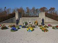Mehrere Kränze wurden für die Opfer am Ehrenmal der Luftwaffe in Fürstenfeldbruck abgelegt. Frontalblick auf das Ehrenmal der Luftwaffe, an dem mehrere Kränze liegen und zwei Soldaten stehen.