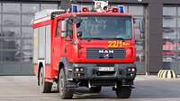 Ein Feuerwehrfahrzeug Gebäudebrand der Bundeswehr steht vor der Fahrzeughalle