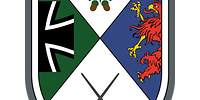 In der grün-silbern-blauen Raute: Eisernes Kreuz, grünes Eichenblatt, roter Greif, zwei Schwerter