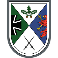 In der grün-silbern-blauen Raute: Eisernes Kreuz, grünes Eichenblatt, roter Greif, zwei Schwerter