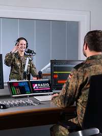 Radio Andernach - Moderator und Techniker Moderatorin und Techniker bei der Arbeit.
