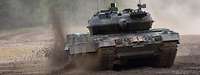 Ein Kampfpanzer Leopard 2 A7 fährt im Gelände