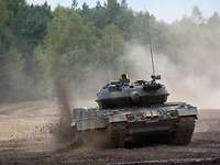 Ein Kampfpanzer Leopard 2 A7 fährt im Gelände