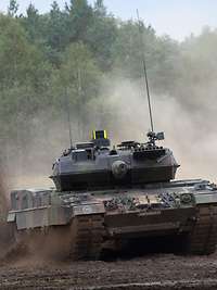 Ein Kampfpanzer Leopard 2 A7 zeigt sein Können im Gelände bei der Informationslehrübung (ILÜ) Ein Kampfpanzer Leopard 2 A7 fährt im Gelände