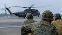 Sanitäts-Soldaten auf dem Weg zum Hubschrauber CH-53GA.