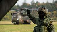 Der bordtechnische Feldwebel der CH-53 weist den Weg in den Hubschrauber.