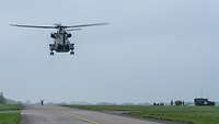 Eine CH-53GA setzt zur Landung an.