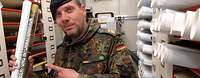 Oberstabsgefreiter Niels Opsommer Ein Soldat in einem Kartenlager